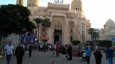 في ليلة مولده.. مريدون في حب المرسي أبو العباس من أجل التبرك (صور)