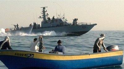بحرية الاحتلال تعتقل 5 صيادين فلسطينيين قبالة شواطئ غزة