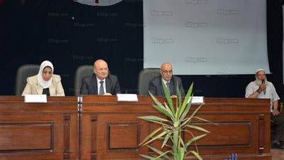 رئيس جامعة الزقازيق يكرم 323 من المحالين للمعاش (صور)