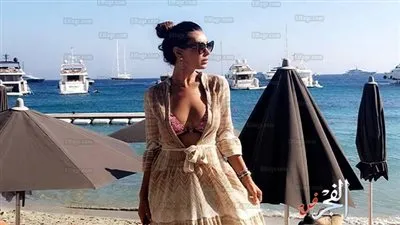 منال الحمروني تخطف الأنظار بإطلالة مثيرة في اليونان (صور) 