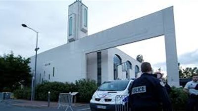 الشرطة الفرنسية تتعقب سائقا اقتحمت بوابة مسجد فى 