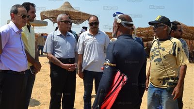 محافظ السويس يؤكد على توفير الأمن والغطاسين والإسعاف داخل الشواطئ العامة (صور)