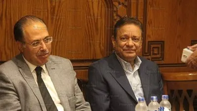 كرم جبر وعصام فرج يشاركان في عزاء الكاتب الصحفي عبدالعال الباقوري (صور)