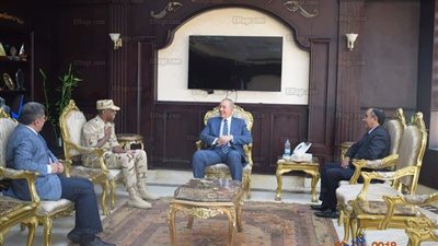 محافظ البحر الأحمر يستقبل قائد الدفاع الشعبي (صور)