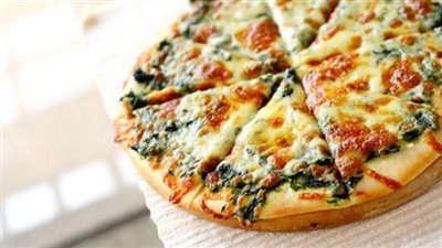 بيتزا بالريحان والجبن.. طريقة تحضيرها