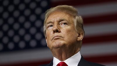 بسبب رسائل نصية.. ترامب يطيح بعميل بارز في 