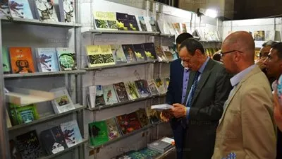 السكرتير العام يفتتح معرض الكتاب الأول بقصر ثقافة السويس (صور)