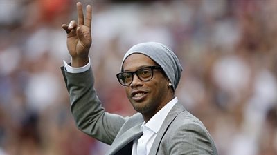 بث زيارة رونالدينيو وكين لمصر على 18 قناة عالمية (صور)