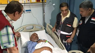 رئيس بعثة الحج الطبية يتفقد المصريين المحتجزين بمستشفى الملك فيصل