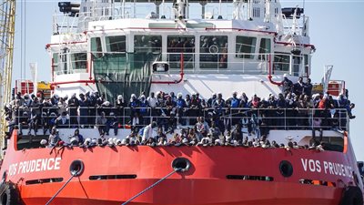 فرنسا تعلن استقبال 60 مهاجرا من سفينة أكواريوس