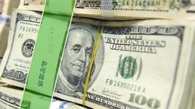 الدولار يرتفع لأعلى مستوى بـ 15 شهراً 