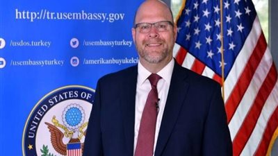 القائم بأعمال السفارة الأمريكية لدى أنقرة يزور القس 