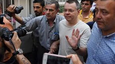 محكمة تركية ترفض الإفراج عن القسّ رغم تحذيرات واشنطن