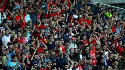 بعد منعها.. حيلة ذكية من إيرانية لتصوير المباريات باحترافية! 