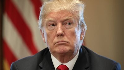 عاجل.. ترامب يسحب التصريح الأمني عن المدير السابق لـ