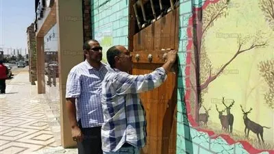 رئيس حي السويس يغلق ٩ محلات وكافتيريات لعدم التزامهم بالسداد 