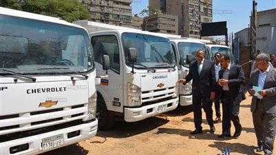 محافظ الجيزة: انضمام 20 سيارة جديدة لمنظومة النظافة (صور)
