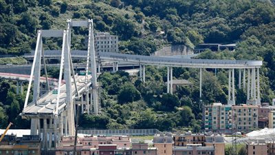 إيطاليا: عمال الإغاثة يبحثون تحت أنقاض جسر جنوة