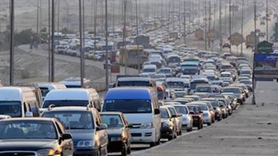 كثافات مرورية بطريق الإسكندرية الصحراوي إثر سقوط سيارة محملة بالزلط