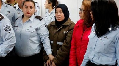 إسرائيل: تمديد اعتقال ثلاثة فلسطينيات بينهم الكاتبة 