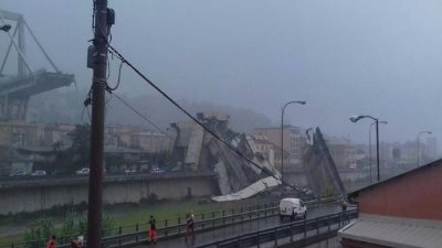 إيطاليا: تعلن إزالة المركبات من أعلى جسر جنوة المنهار