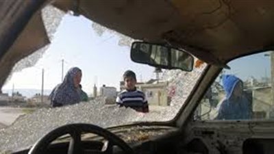 مستوطنون يحطمون 40 سيارة فلسطينية بالضفة الغربية