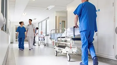 ممرضة كندية تحذر من نتائج كارثية لمغادرة الأطباء السعوديين