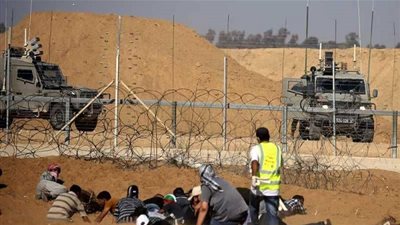 القوات الإسرائيلية تغلق أبواب المسجد الأقصى وتقتل فلسطينيين