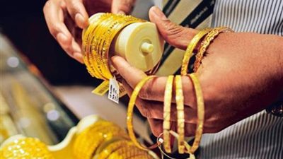 أتراك يبيعون طناً من الذهب دعماً لليرة