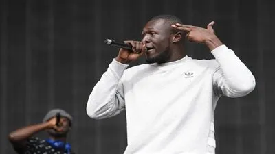 مغني الراب ستورمزي يتكفل بتعليم طالبين أسودين في جامعة كمبردج