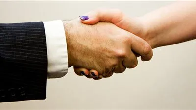 سويسرا ترفض منح الجنسية لزوجين مسلمين بسبب رفض مصافحة الجنس الأخر