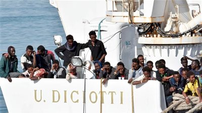 سفينة إيطالية تحمل مهاجرين عالقة منذ يومين أمام سواحل لامبيدوزا