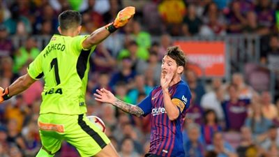 ميسي يبدع ويتقدم لبرشلونة بهدف عالمي في شباك ألافيس (فيديو)