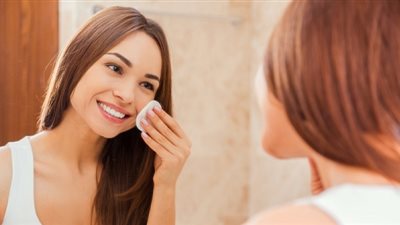 عادات تجميلية شائعة مضرة بالبشرة.. تجنبيها