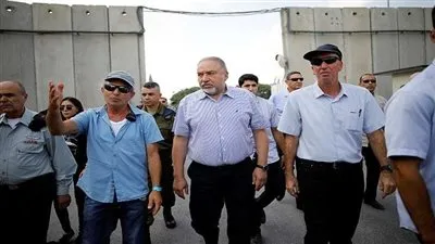 صحيفة عبرية: ليبرمان متهم بالتسليم لحماس