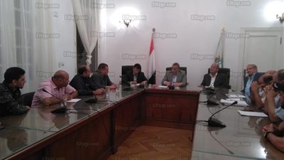 محافظ الجيزة يستدعي رئيس شركة المياه لبحث مشكلة الانقطاعات 