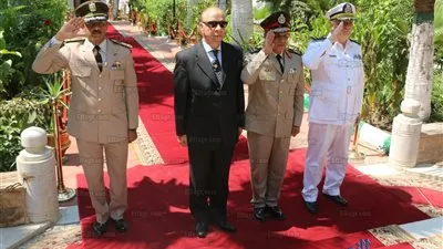 محافظ القاهرة وقائد المنطقة المركزية يضعان إكليل زهور على مقابر الشهداء 