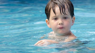 مشاكل تحدث للطفل عند نزول البحر.. تعرفي عليها