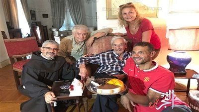 شاهد.. جميل راتب يحتفل بعيد ميلاده بعد أزمته الصحية (صور)