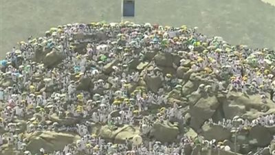 الحجاج يبدؤون الصعود إلى عرفات بعد المبيت في منى