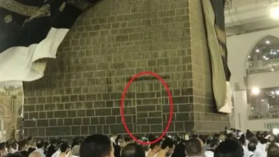 السر وراء باب الكعبة المغلق الذي كشفت عنه عاصفة مكة