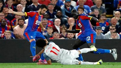 أسطورة مانشستر يونايتد يسخر من 