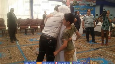 الفرحة تدق أبوب سجن طرة.. أحضان وقبلات تُشعل حفل العفو عن الغارمين والغارمات