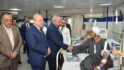 محافظ الشرقية يزور مرضى مستشفى المبرة لتهنئتهم بعيد الأضحى المبارك