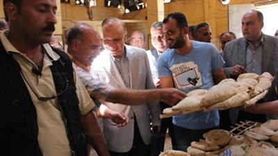 محافظ القاهرة يتفقد مجمع مخابز مدينة نصر.. ويوجه بالحرص على جودة الخبز