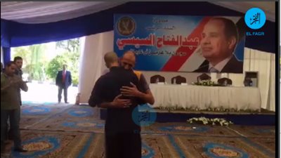 لحظة لقاء طالب بكلية الصيدلة من الغارمين بخاله بعد الإفراج عنه (فيديو)