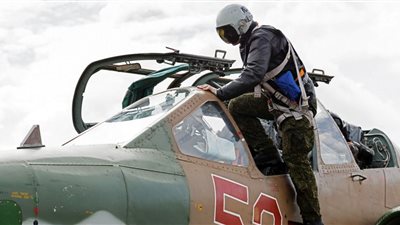 زوجة الطيار الروسي المسجون في أمريكا تزوره لأول مرة منذ 7 أعوام