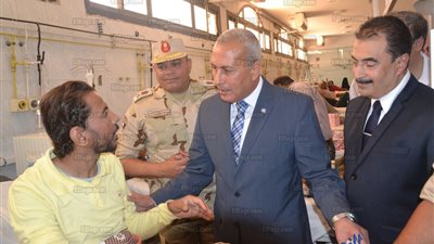 المحافظ وقائد الجيش الثالث يهنئون المرضى بمستشفى السويس بعيد الأضحى (صور) 