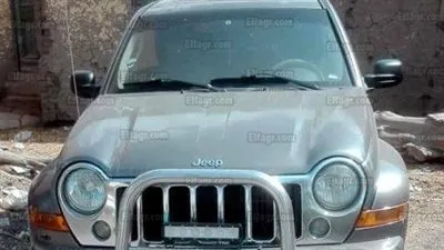 سيارة متروكة تثير الذعر بين أهالي بني عبيد (صور) 