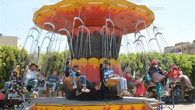 في اليوم الثاني لعيد الأضحى.. إقبال المواطنين على الحدائق العامة وحمام السباحة بسوهاج (صور)